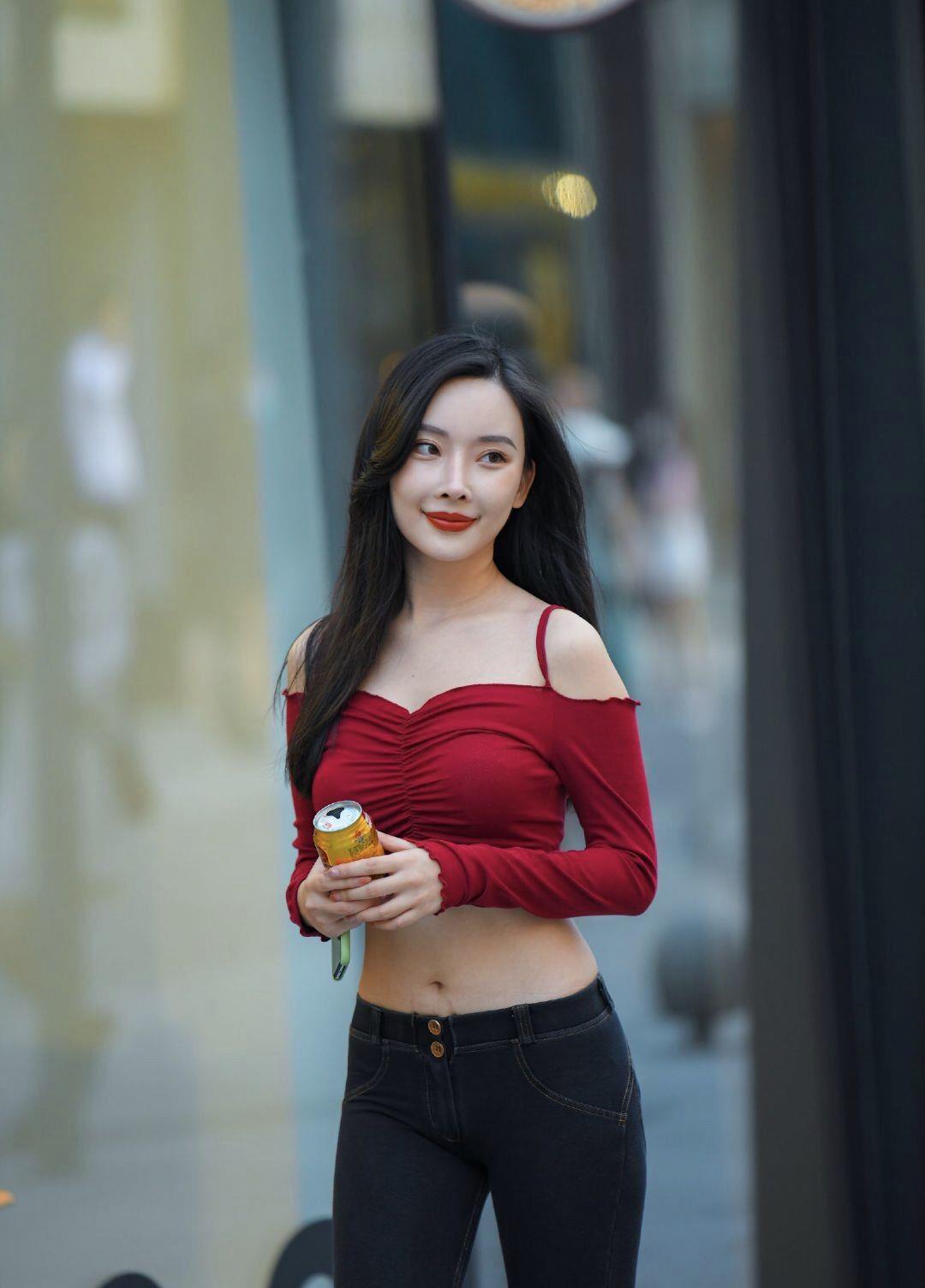 笑话：有一大妈买了几斤杏，用裙子兜着，她忘了里面没穿裤子，一下就把光走净了，这时
