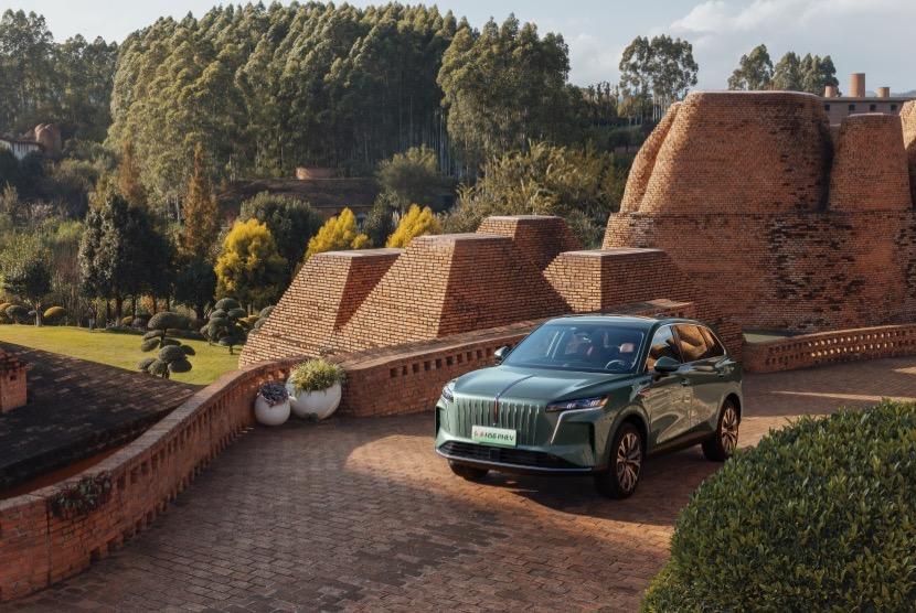 大五座的静谧哲学，红旗HS6PHEV如何让车内“一键静音”？在拥挤喧嚣的都