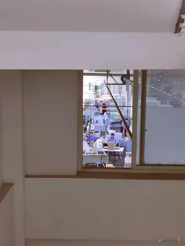 腾讯为何砸319亿建岛？被房东逼的。2026年，腾讯最大的动作，就是浩浩荡荡地搬