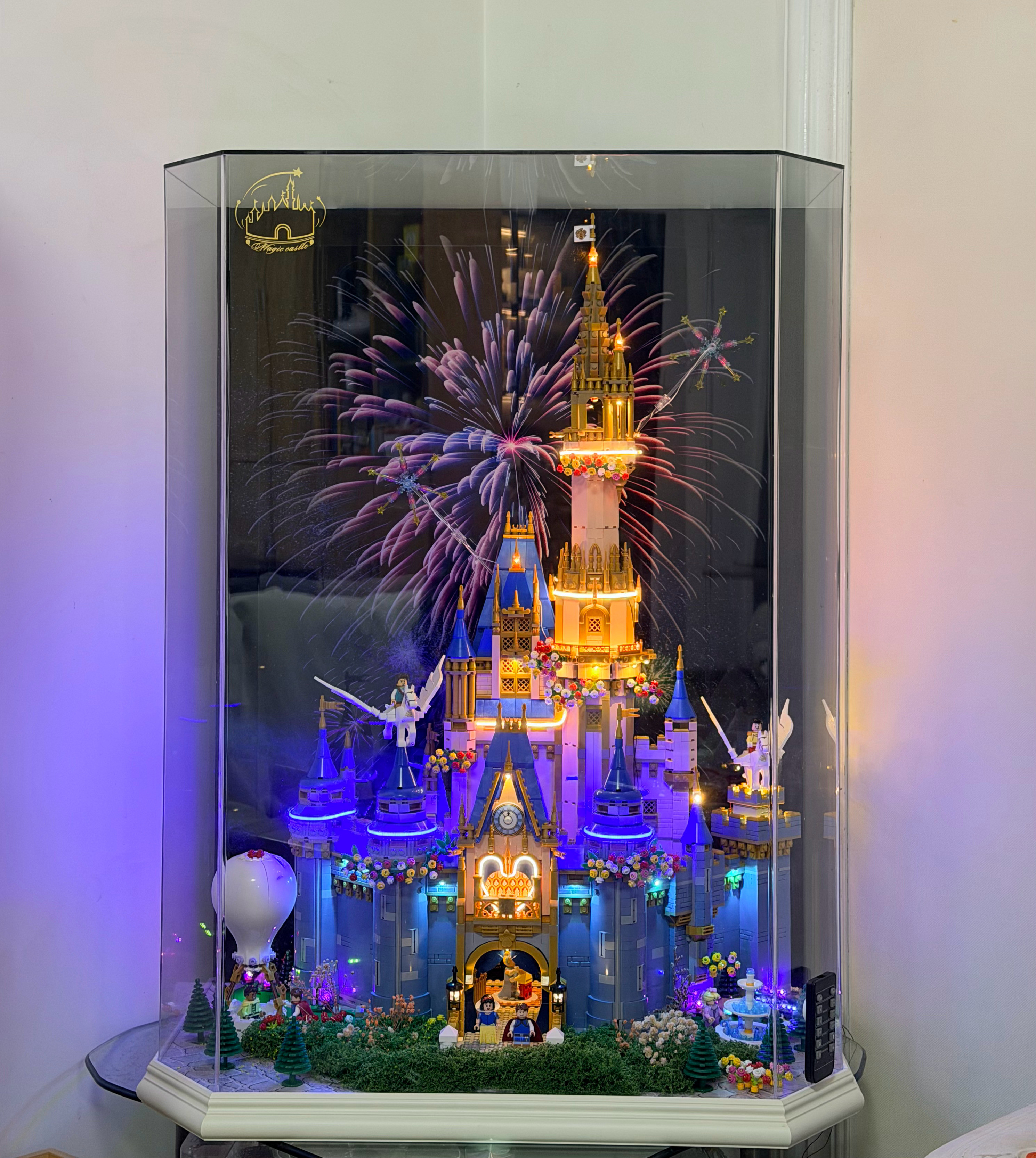 换了一个乐高迪士尼城堡（43222）展示盒，图1和2，大家觉得哪个好看？