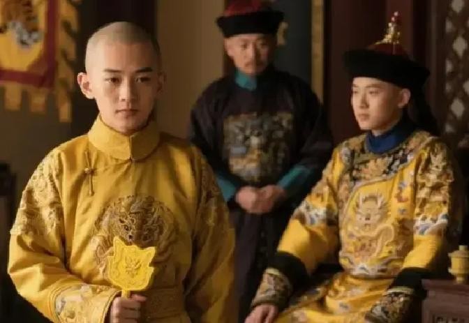 58岁的雍正突然驾崩，乾隆拼命掩盖死因，乾隆：死因太丢人1735年深秋，圆明园里那个号称“大清头号工