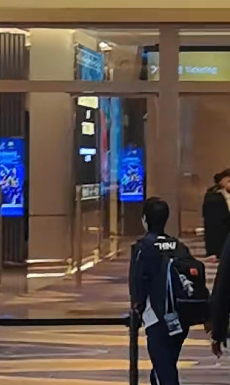 王曼昱出发热身，决赛见真章！刚捕捉到王曼昱背着行囊匆匆赶往热身场地的身影！