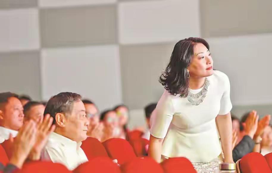 宗庆后原本脸就很大，生得宗馥莉比他脸还大，他这个女儿大脸大气的。