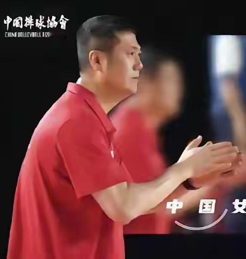 过去的女排封闭集训，中国女排的教练组，都会招进一些男排有特点有实力的球员来女排做