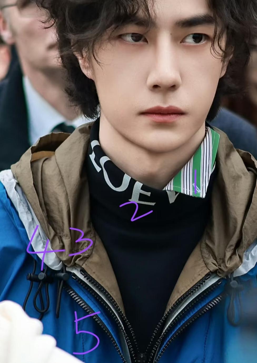 不用再羡慕王一博了，我们根本不可能成为他啊，不信你看王一博巴黎穿的衣服，普通