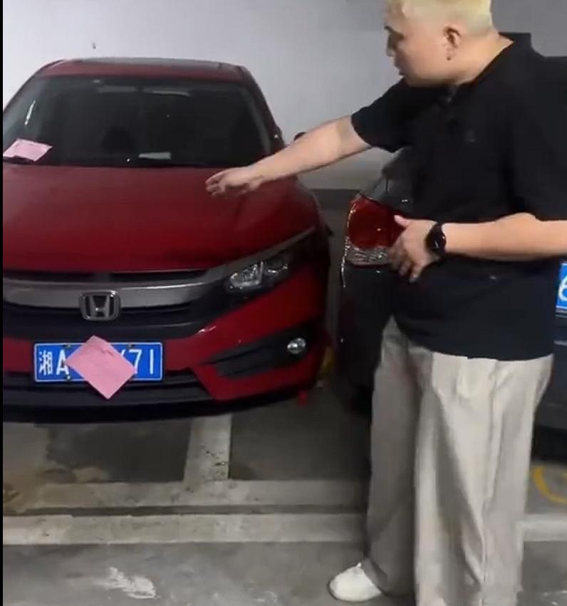 女子占用车位拒挪车反连续报警这个女子占了别人车位（还占了两个车位），车位的车