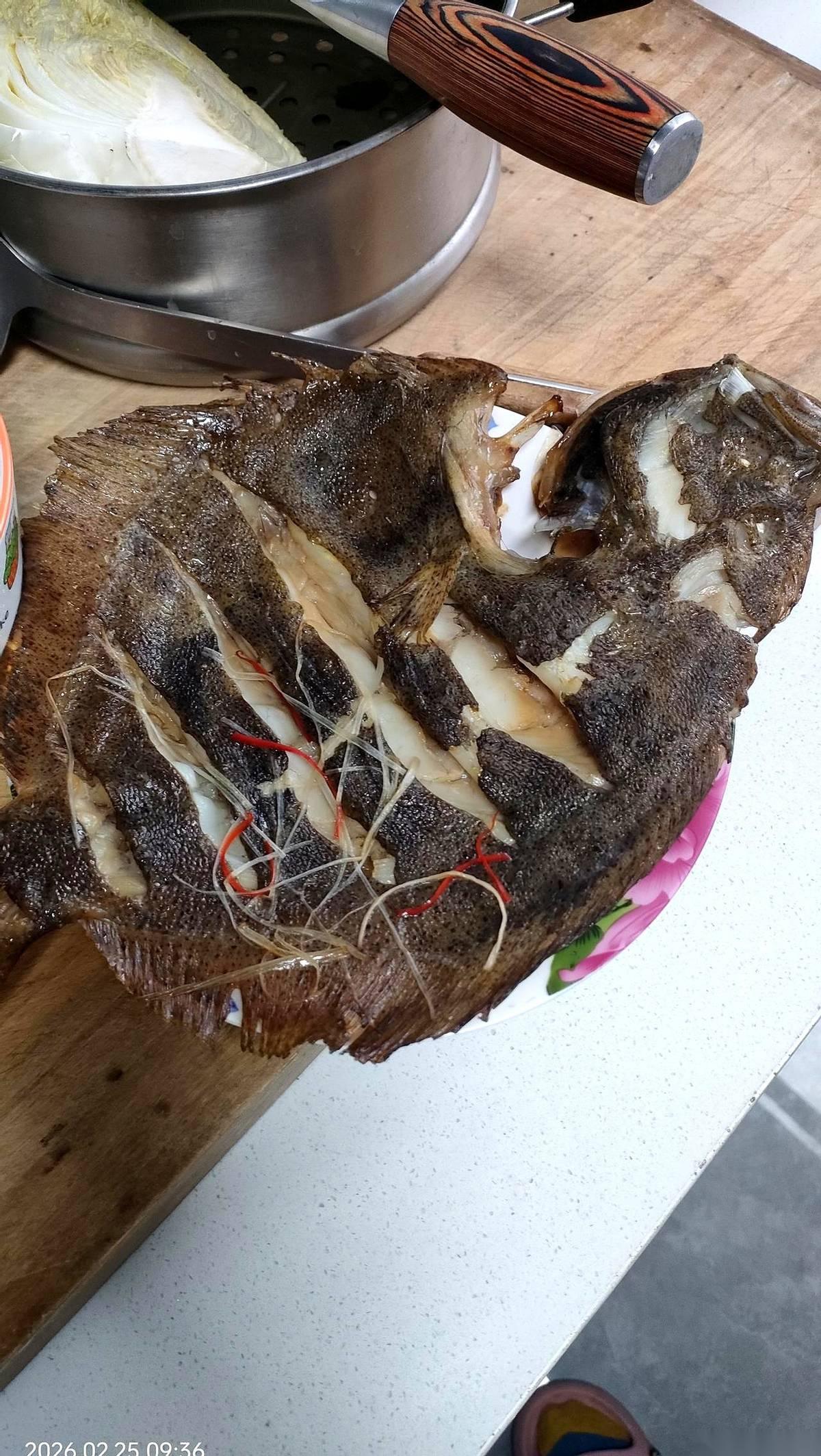 一条131块钱没动过的鱼，一兜子凉拌牛肉，还有半盘子大虾…我说这是打包回家给狗