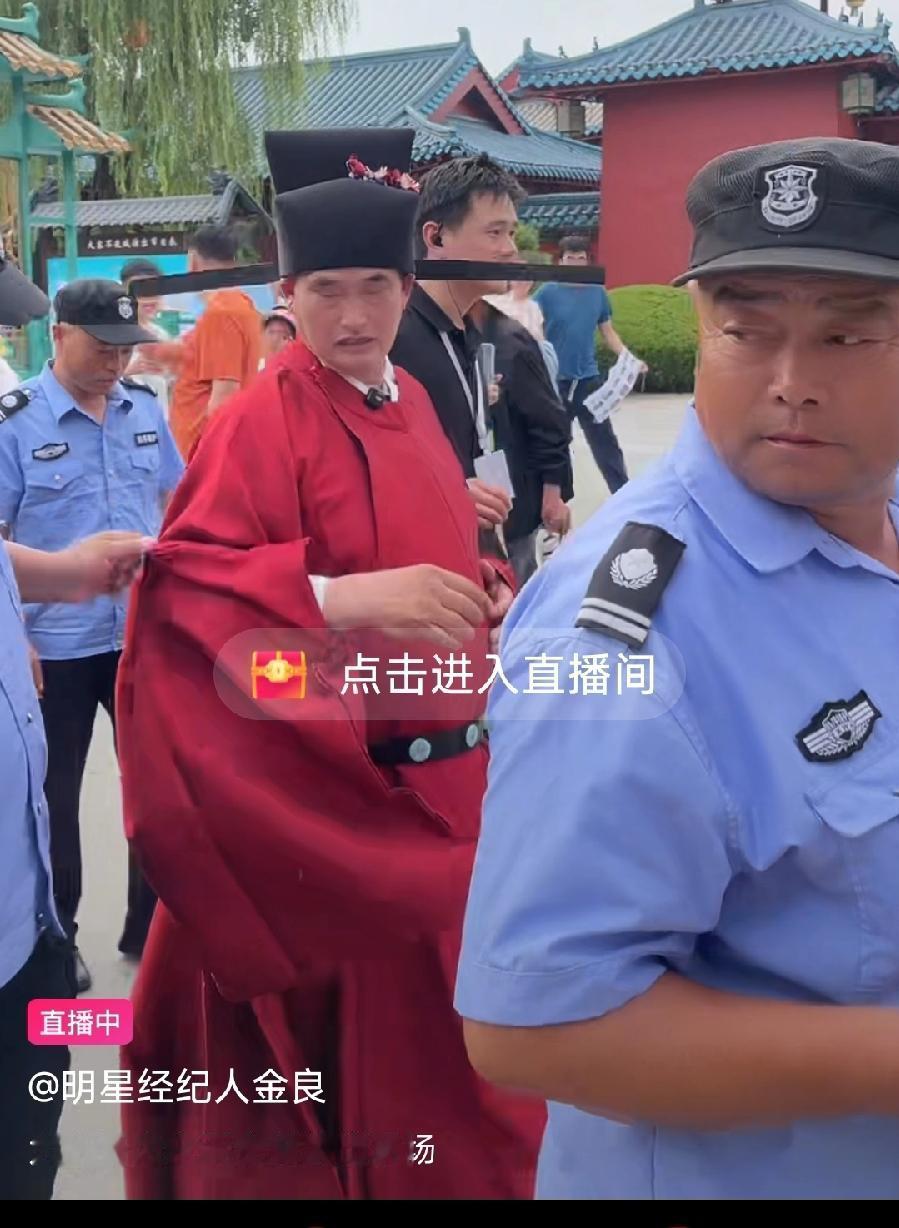 大衣哥挣钱不容易，大宋不夜城商演，穿着一身宋朝官服宽袖长袍，开封都30度了，身边