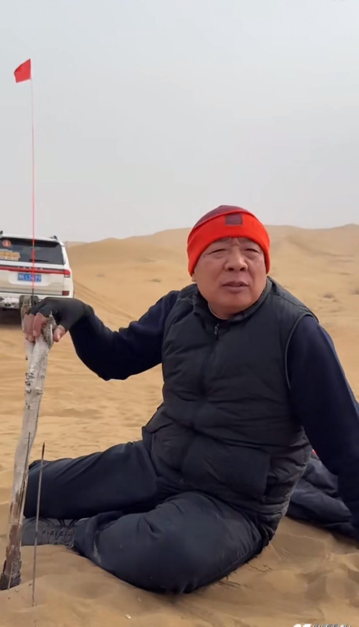 把员工宠上天，自己却跑去沙漠里“刨坑”。于东来这盘棋，你看懂了吗？别人家老板