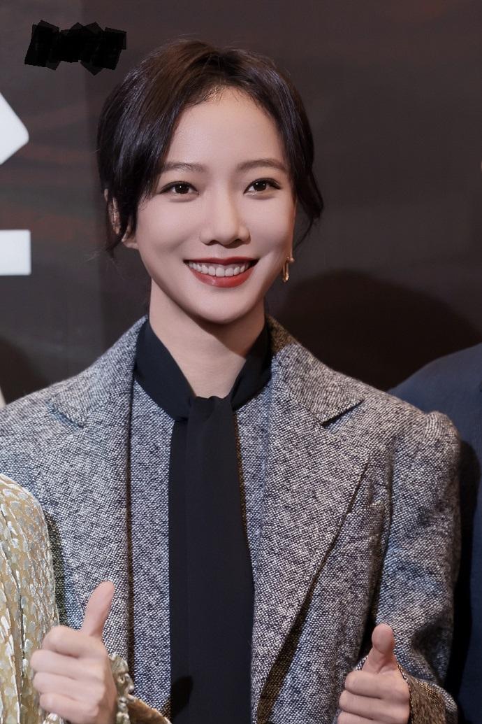 今天王珞丹在外出的时候搭配的格外潇洒，看起来也很有高级感，带给人眼前一亮的感觉。