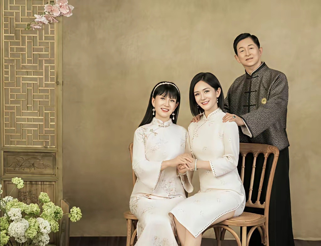 谢娜带爸妈拍全家福，妈妈长得像赵雅芝，爸爸和谢娜长得太像了​​​​​