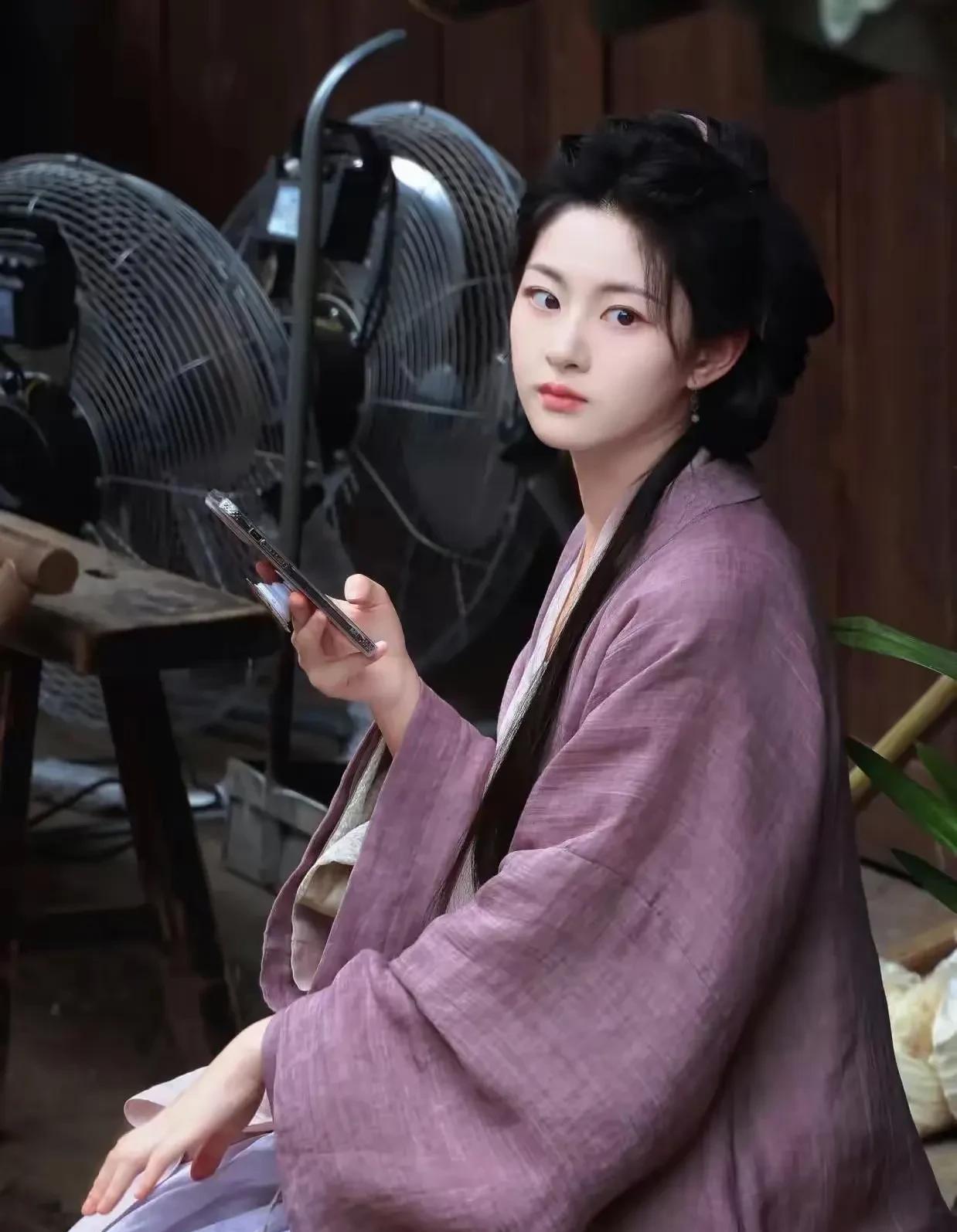 许凯塌房，最倒霉的女生居然是赵晴。就因为看脸，谈了一段无疾而终的爱情，现在好了，