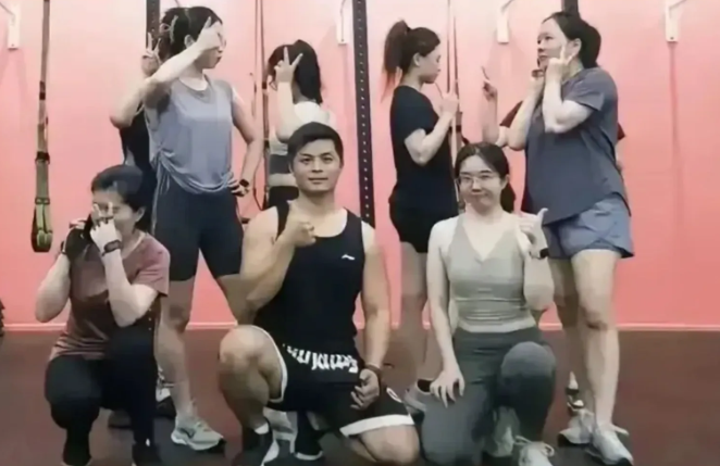 这对夫妻的事件是这样的：  丈夫黄毅成是支行行长，  妻子梁子莹是分行区域经