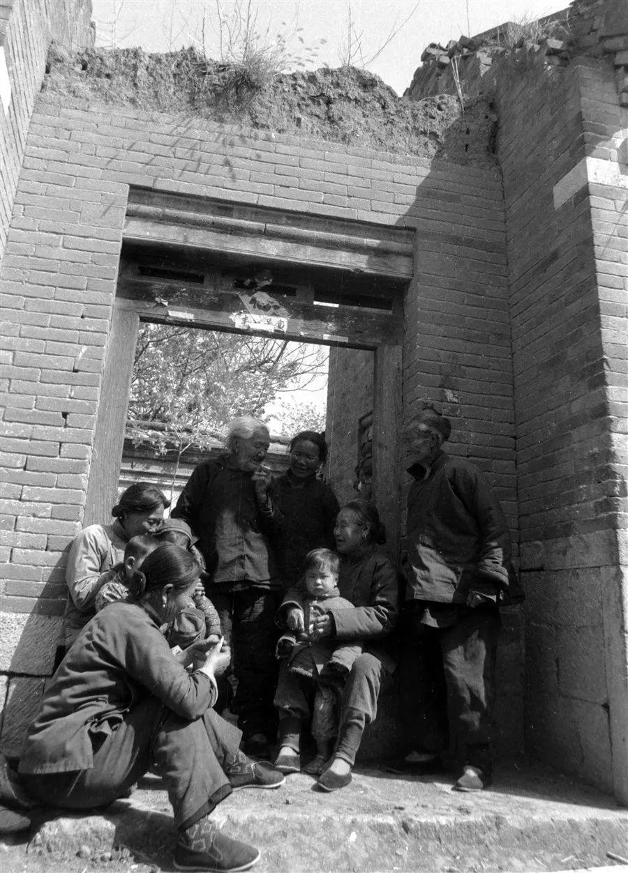 生产队时期，村子里有一个姓夏的女社员，长得虎背熊腰，膀大腰圆，是队里的重量级人物