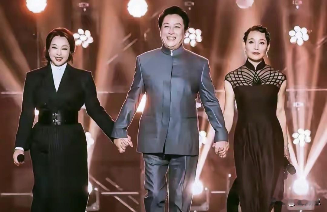 出演《小花》时，刘晓庆已然红透半边天。1979年，《小花》上映，一时间“万人空巷