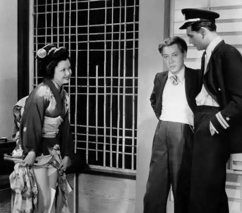 1955年，一名日本女人当着丈夫的面，撩开和服下摆，露出自己白皙的双腿，用两腿膝