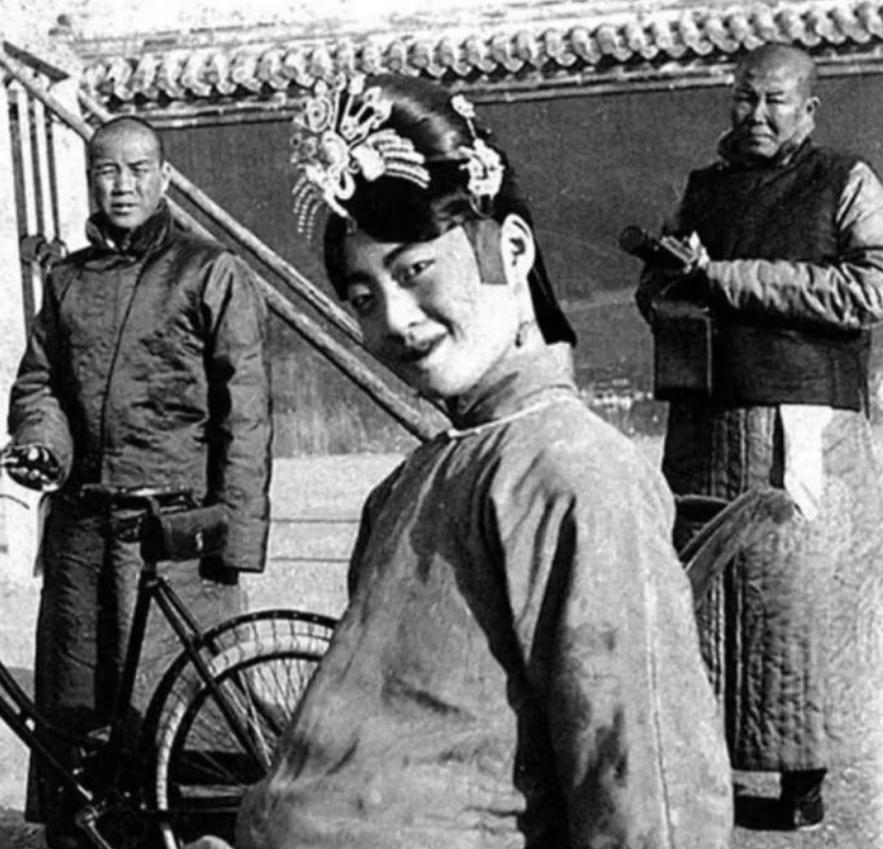 1923年，婉容把太监孙耀庭叫进闺房，命令他伺候自己冲澡，谁知，当她解开衣衫，孙