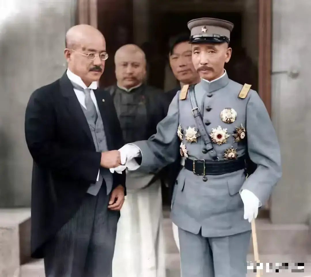 1928年，张作霖与芳泽谦吉的一张合影，他眉头紧锁，一脸的不悦​​​