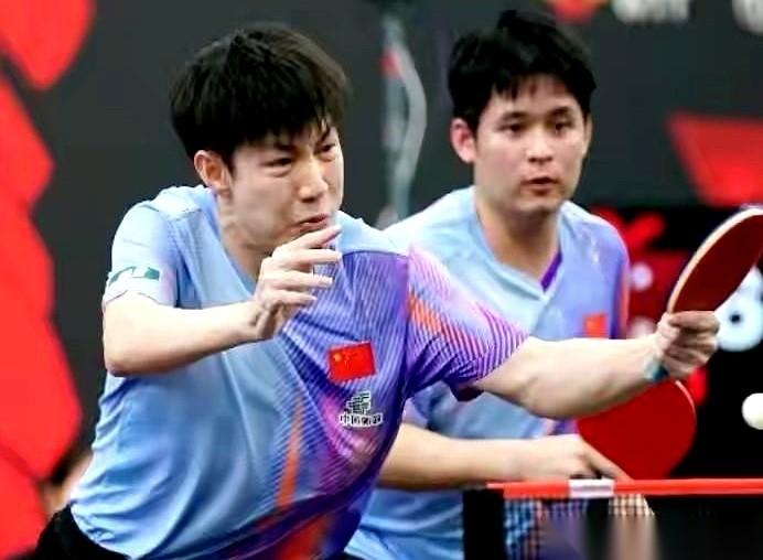 “国乒”两个字，今天在WTT大满贯赛场，突然变成了观众席上的低吼。所有人，包括解