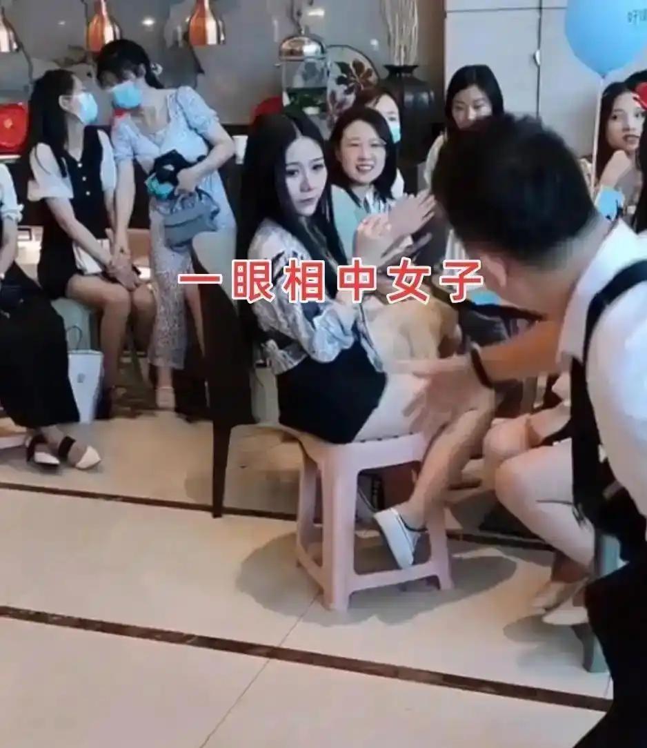 广州一场相亲大会上，一位30岁、长相精致穿搭时髦的女生，被一位捧着鲜花前来告白的
