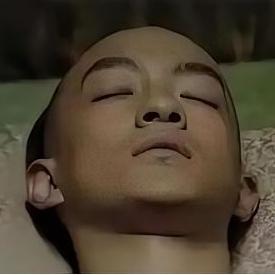 1766年，年仅25岁的永琪病逝。乾隆悲痛欲绝，按太子的规格举办了葬礼。可奇怪的