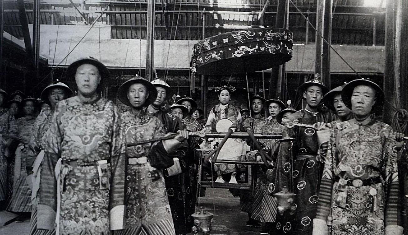 1908年，慈禧回光返照，死死盯着伺候了她38年的李莲英，动了殉葬的念头。李莲英看破不说破，没有哭天