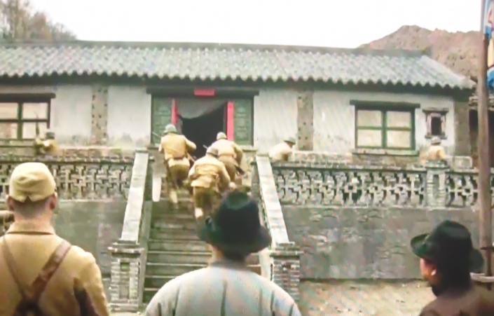 《归队》第二十集剧情预告，田小贵家，被一群日本鬼子翻箱倒柜的搜了个遍，也没找
