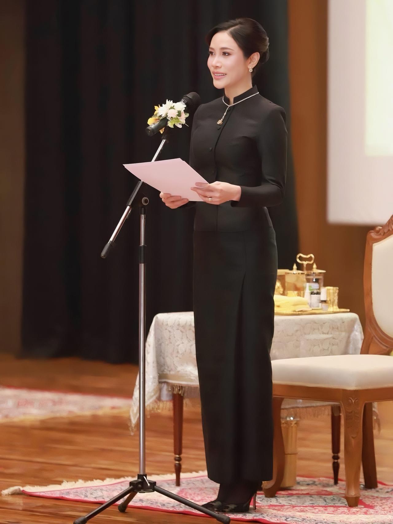 41岁诗妮娜又仙又美，黑丧服难掩盛世美颜2026年1月25日，国王指定诗妮娜贵