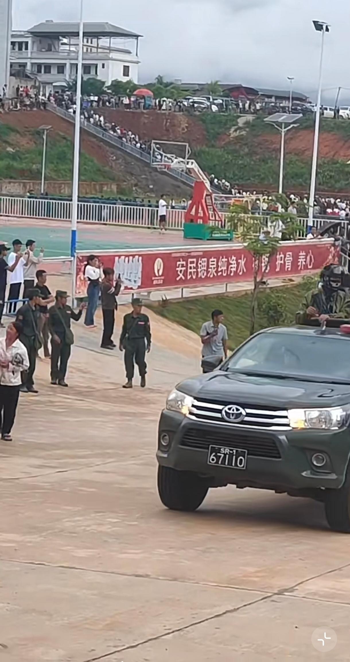 果敢同盟军都是华夏民族的子孙，汉人，所以中文广告随处可见。手机信号都是这边的，中