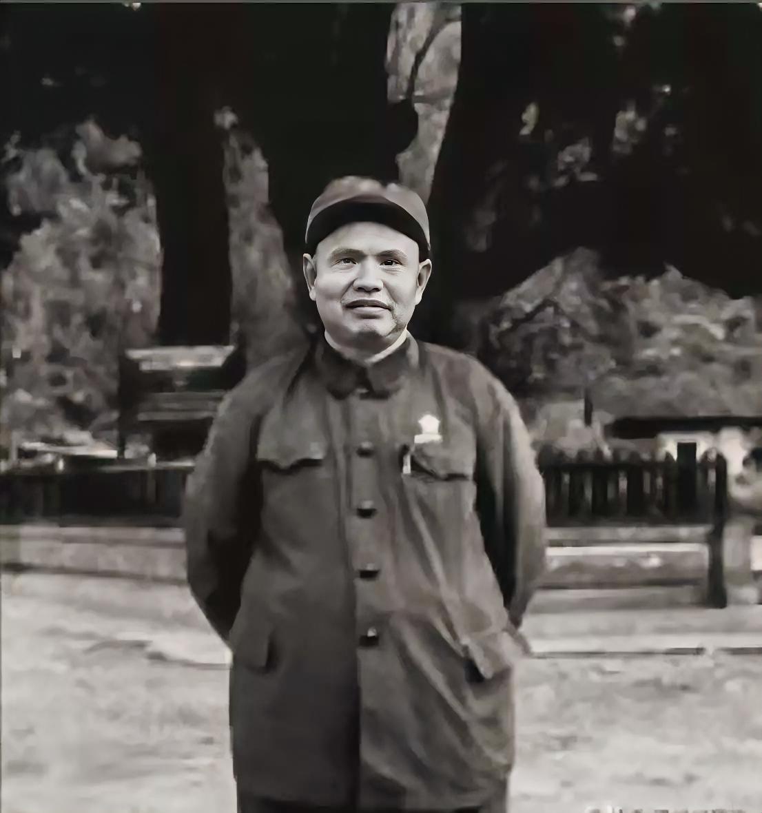 1939年，日军冲锋时，竟脱掉军装，只穿白衬衣。副团长王耀南非常疑惑，但看到战士