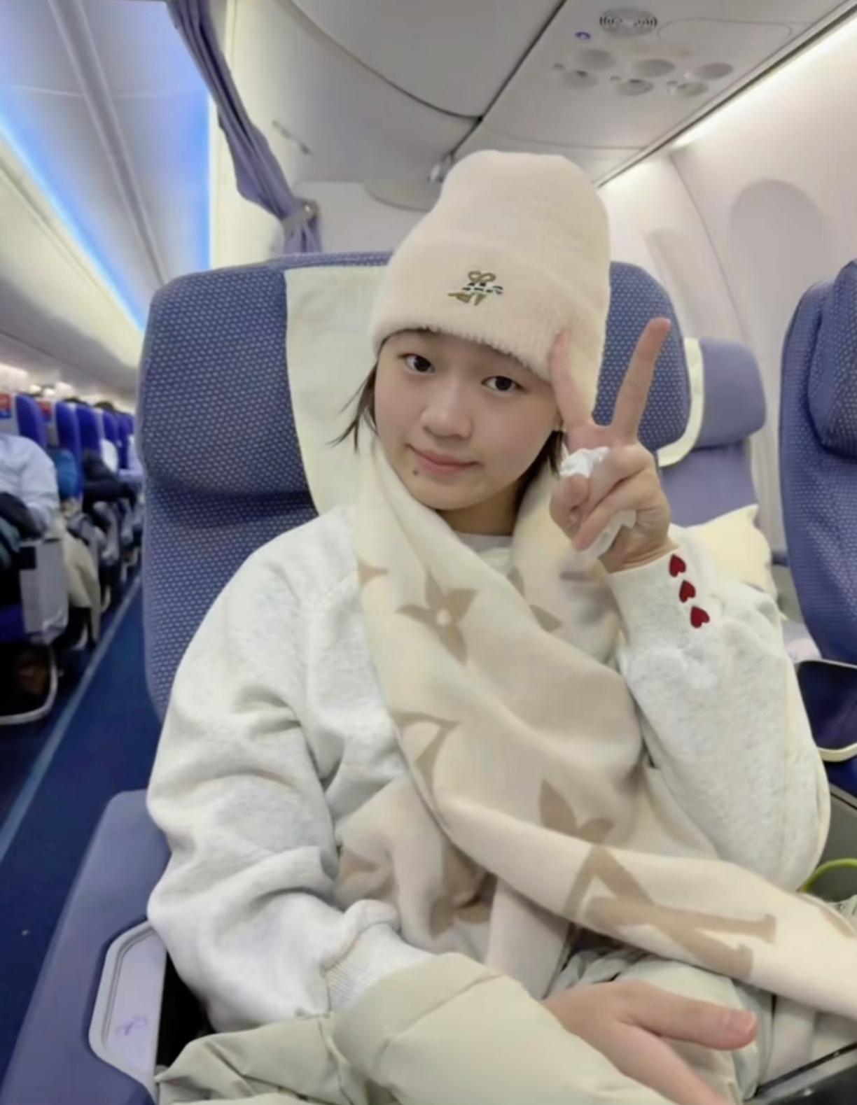 婵宝回家了，在机场被路人偶遇，要求合影时来者不拒，平易近人，妹妹成年后也会打扮了