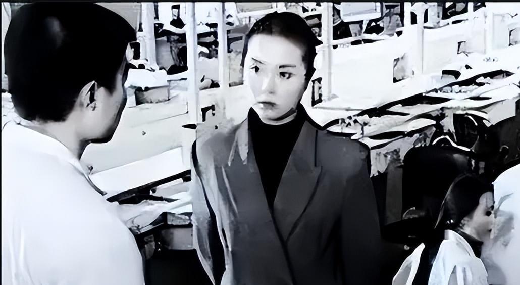 1995年，一名韩国女老板走进车间，她威胁120多名中国员工：“全部跪下，不跪的
