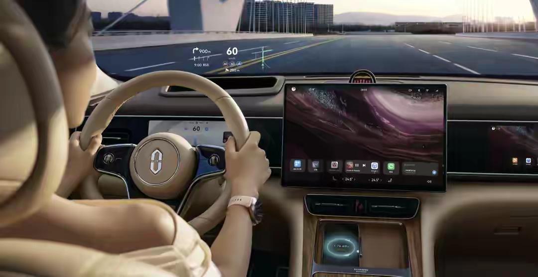 我现在去4S店，销售不给我演示HUD，我反而不习惯了。可一翻车主群，吐槽HUD“