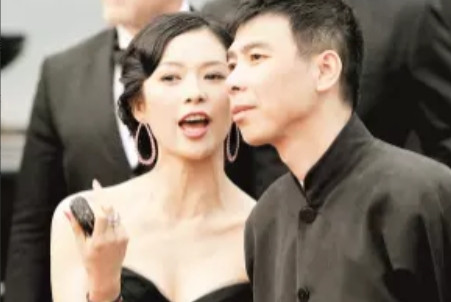 2009年，冯小刚打算导演一部叫《唐山大地震》的电影，这时候章子怡觉得这是提升自