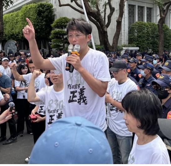 街头与员警爆推挤黄国昌：没放柯文哲誓不甘休民众党党主席黄国昌今天号召群众司法