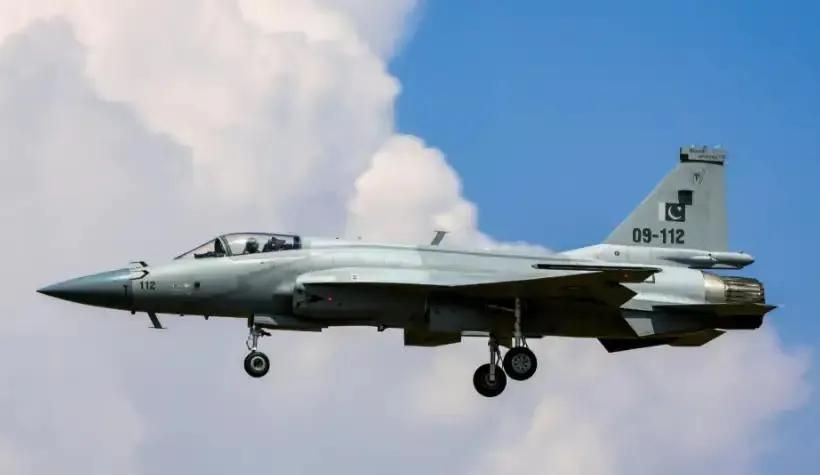 巴基斯坦彻底炸锅，他们居然把“枭龙”战斗机的生产线全拍了出来，这简直是把自家的“