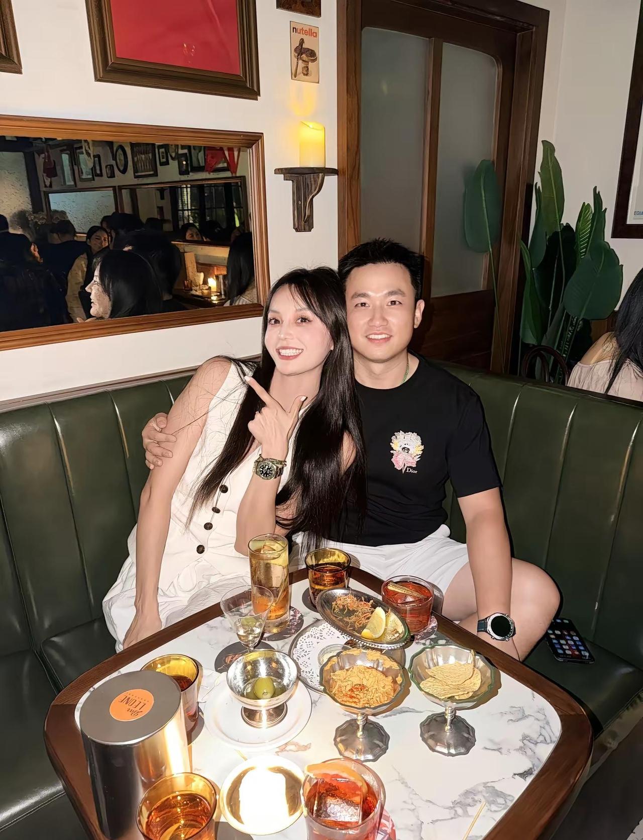 每一对夫妻都应该是过命的交情，婚姻的纽带不是孩子，不是金钱而是在最无助和软弱的时