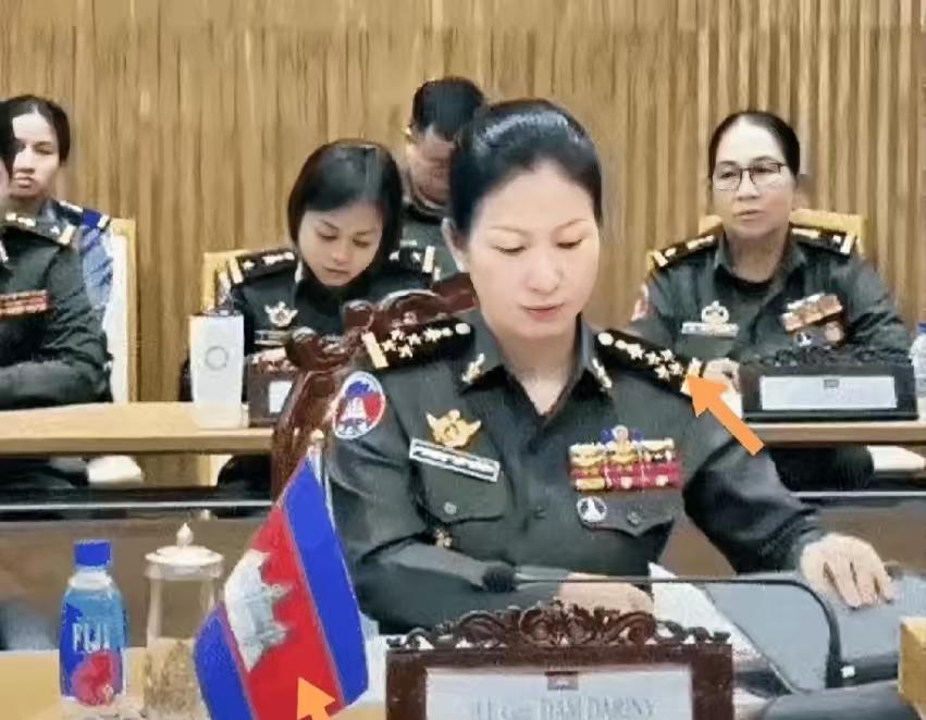 柬埔寨12万大军，好像不中用啊，据说光是将军就几千个。按理说，三个臭皮匠顶一个诸