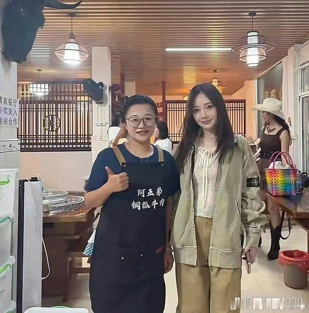 44岁李小璐在云南餐馆被偶遇，看着可年轻了，皮肤老好了，身材苗条，少女感爆棚。