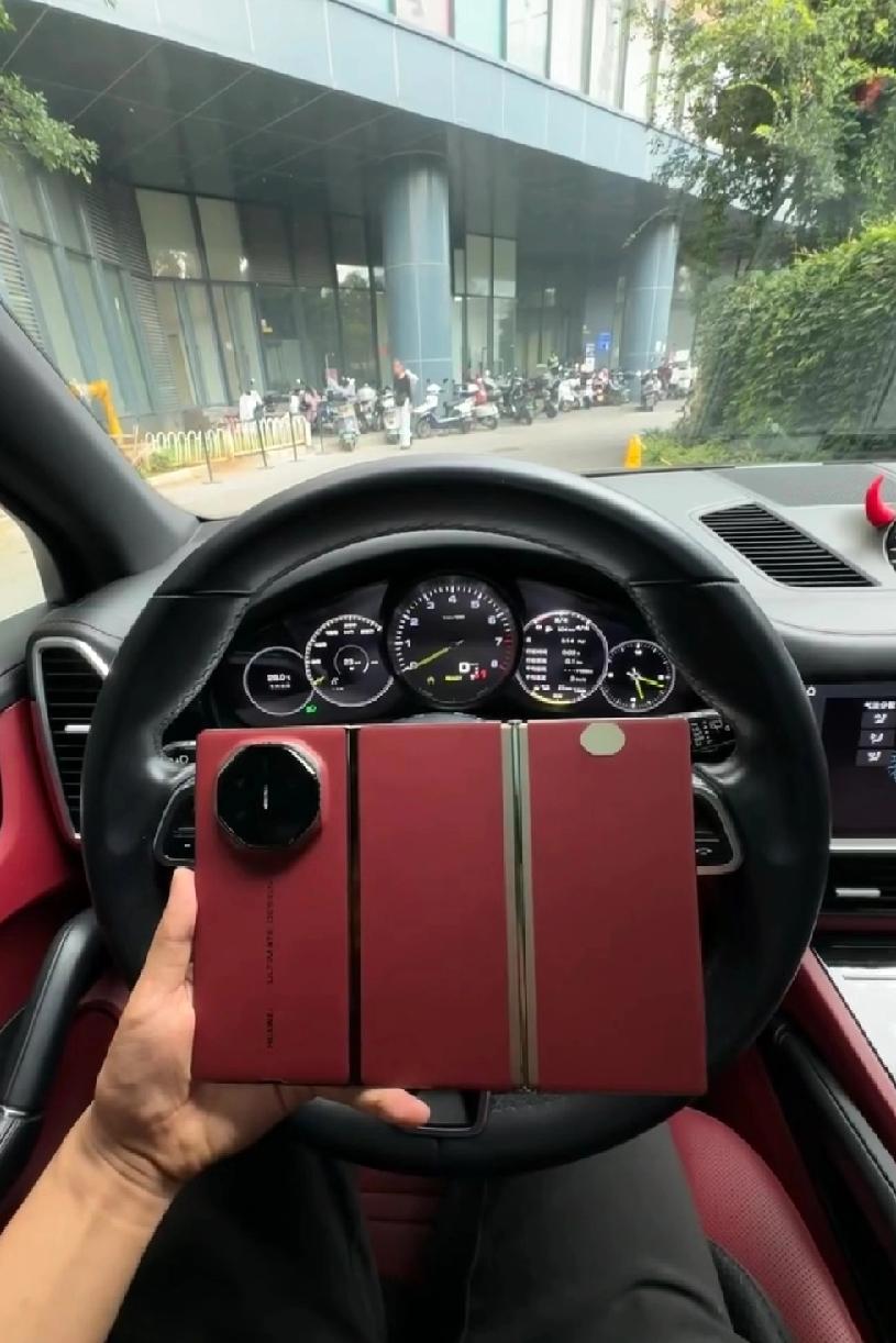 男人的消费真是一个谜。我表哥，你说他小气吧，他两万多买的华为三折叠，开一台45