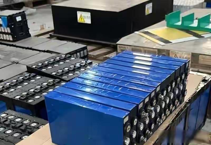 刚在小区充电桩充了5个小时，花了2块2，骑了不到30公里就没电了。我算了一笔账，