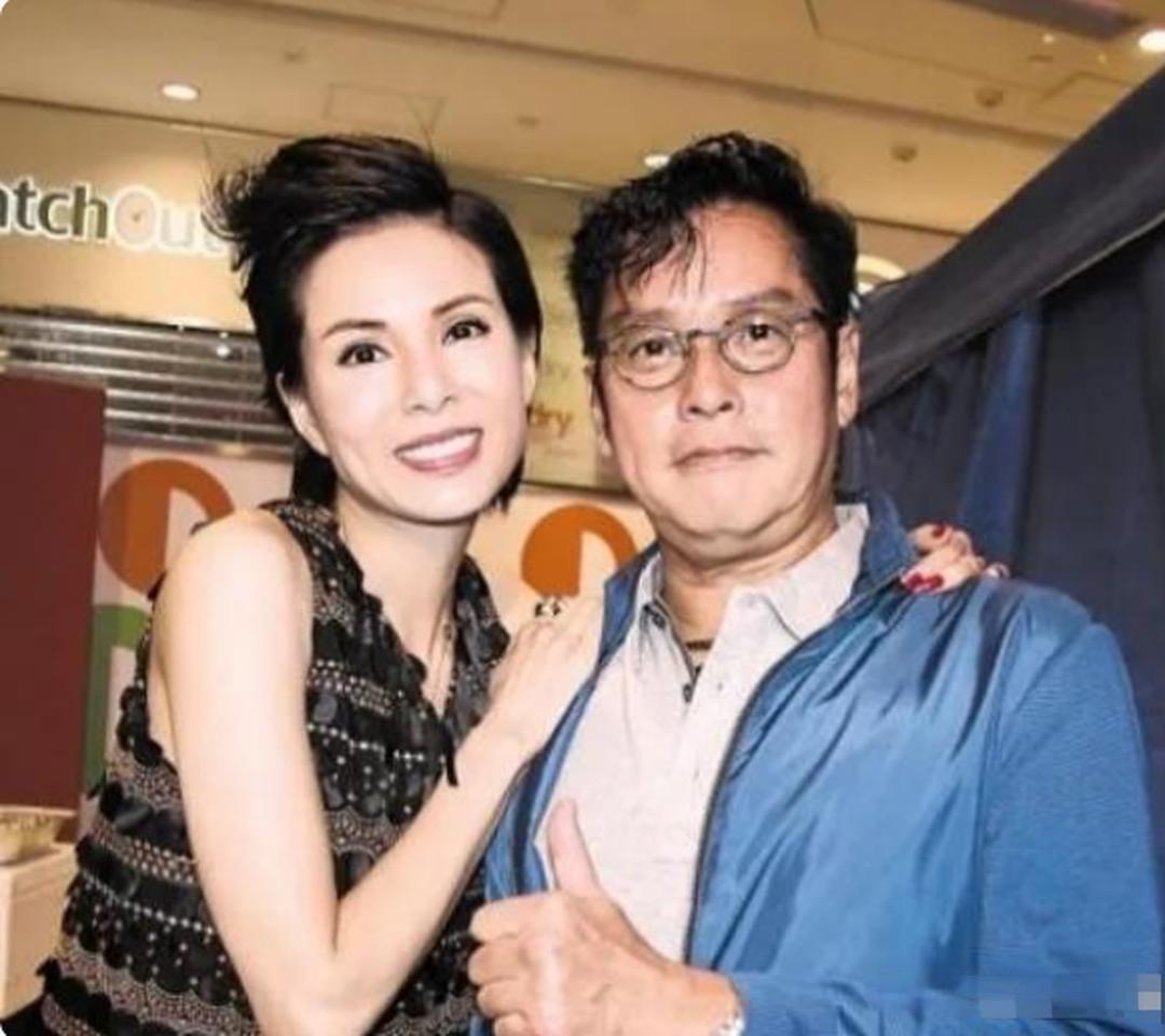 谭咏麟把一张纸推到杨洁薇面前。纸上列着房子、车子、股票，加起来值10个亿。他说，