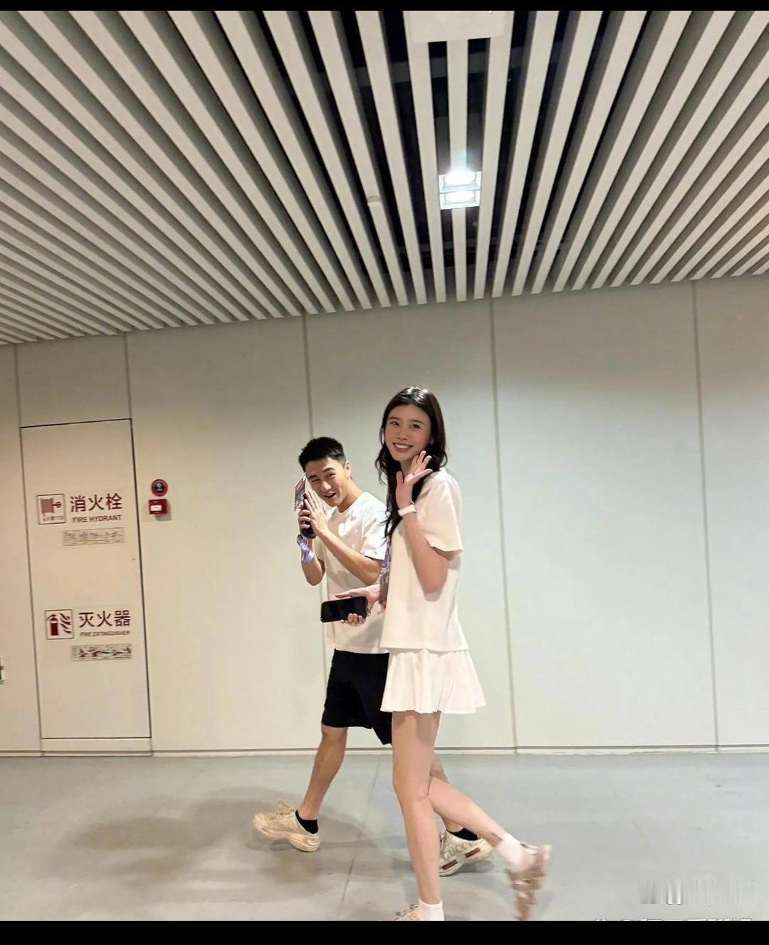 何猷君奚梦瑶夫妇去看谢霆锋演唱会！不愧是超模，她随便穿啥样的衣服都让人有种购买