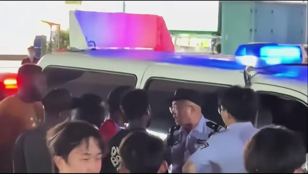 一名黑人扰乱社会治安被执法人员准备带走，此时黑人的同伴一拥而上围住执法者大吵大闹