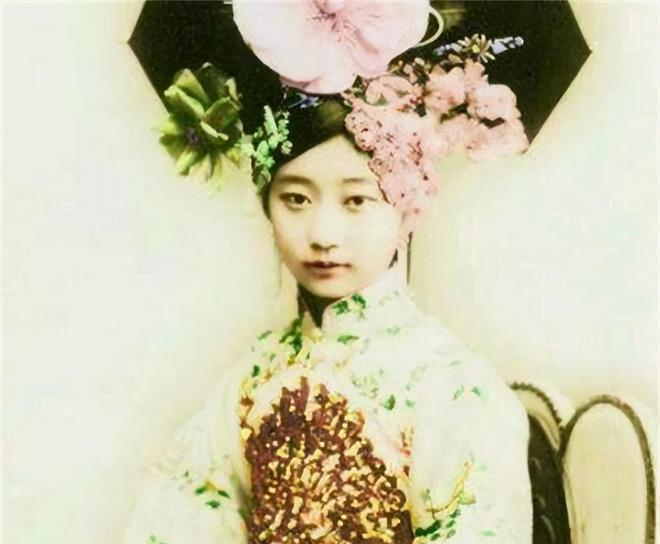 1954年，北京东安市场的旧书摊前，72岁的章士钊扶了扶眼镜，手指在一本发黄的《