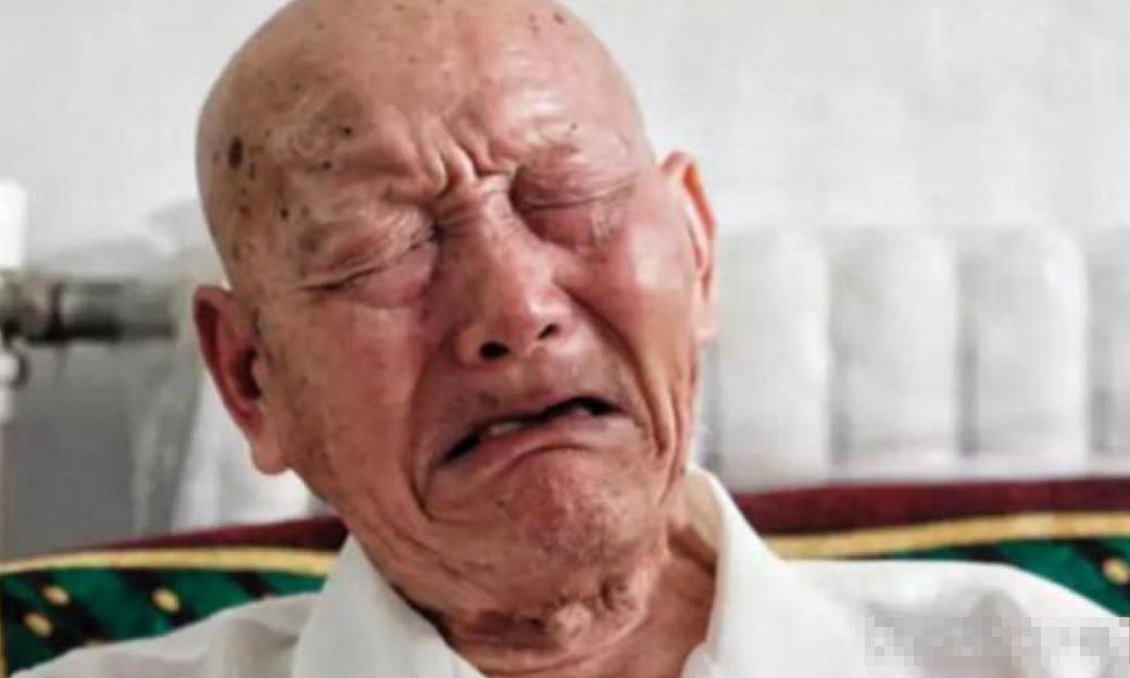 河北一位立过大功的老战士，岁数大了被儿媳妇嫌弃，硬生生轰出正屋，没辙只好窝在抽水
