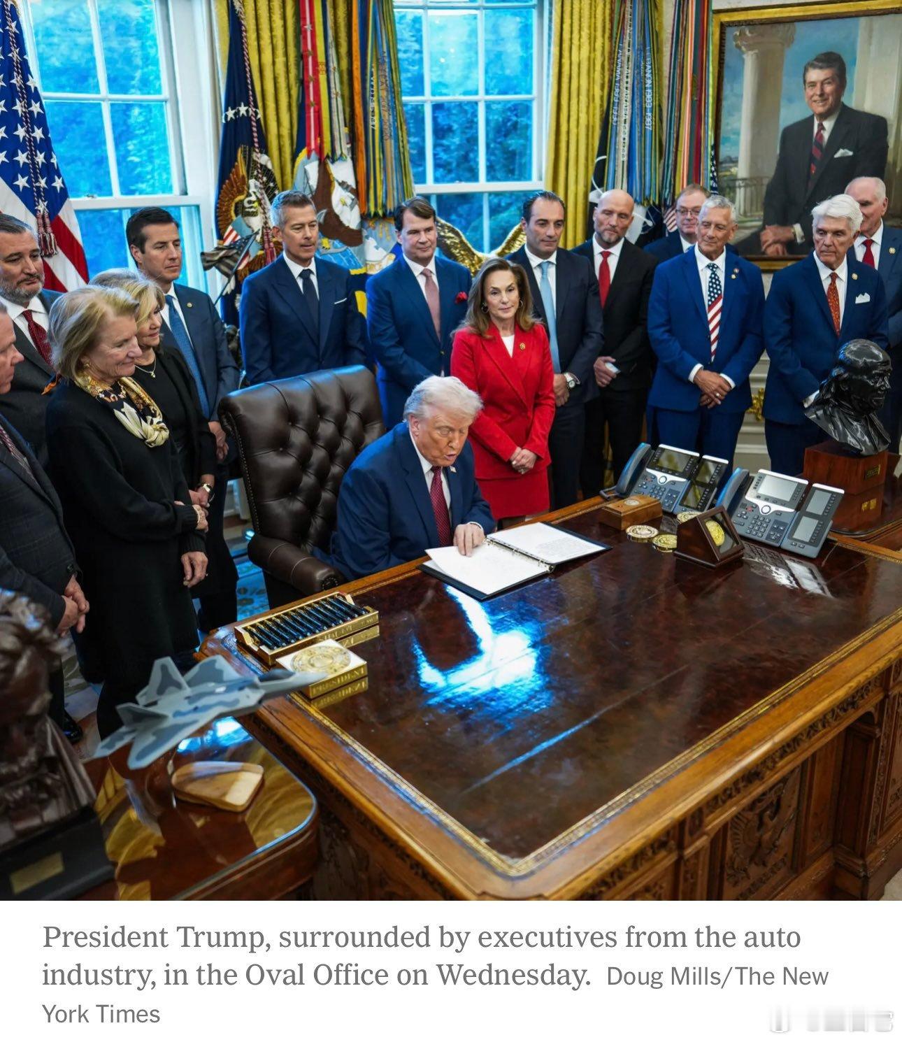 ❗️川普在椭圆形办公室宣布美国政府将鼓励开燃油汽车。川普宣布：他