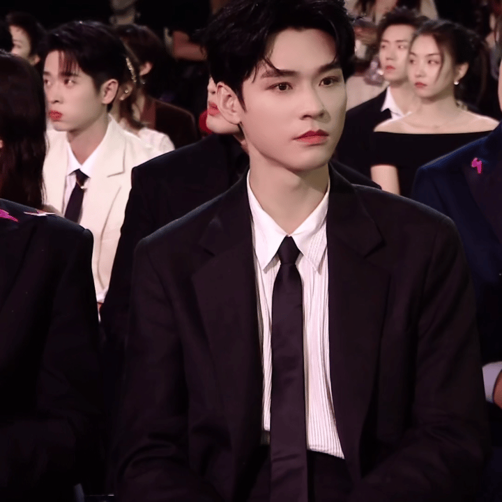 龚俊星光大赏内场好长的睫毛好完美的侧脸…名品面相