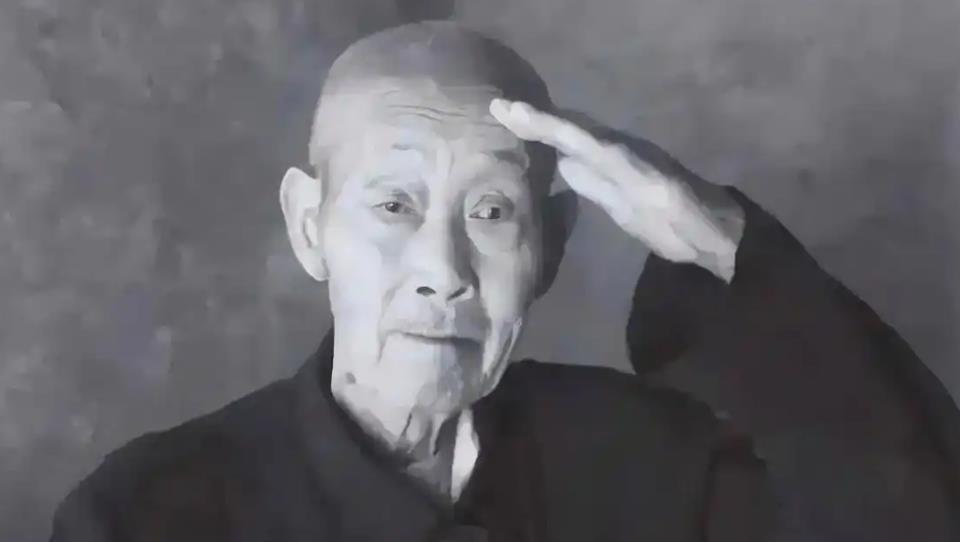 2009年，四川一104岁老农肖万世离世，子女收拾父亲遗物时，却吓了一大跳，父亲