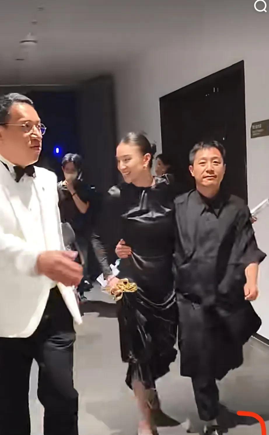 宋佳获得最佳女主角奖，搂抱着宋佳前行的黑衣男子火了，这名神秘男子是谁？既不高大，